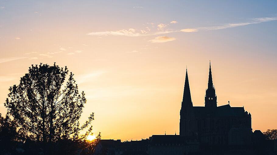 Kathedrale von Chartres beim Sonnenuntergang