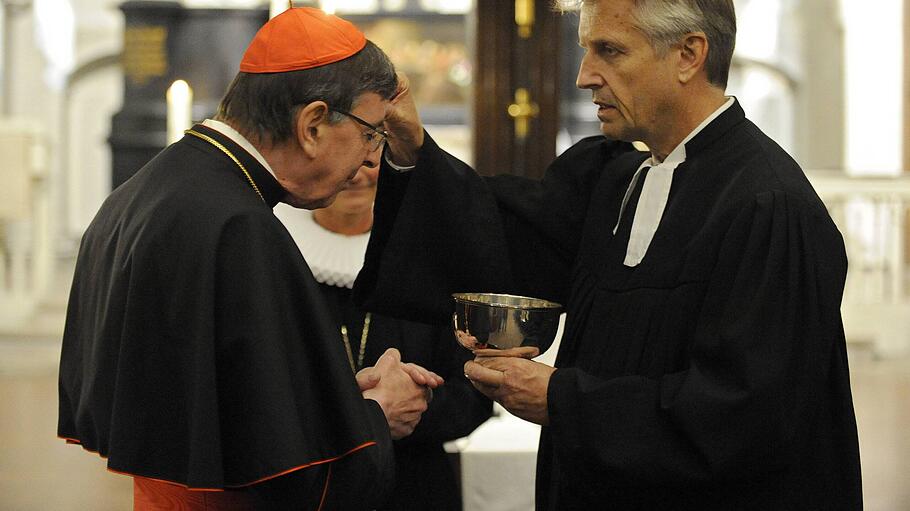 Kardinal Koch empfängt Segen vom Generalsekretär des Lutherischen Weltbundes