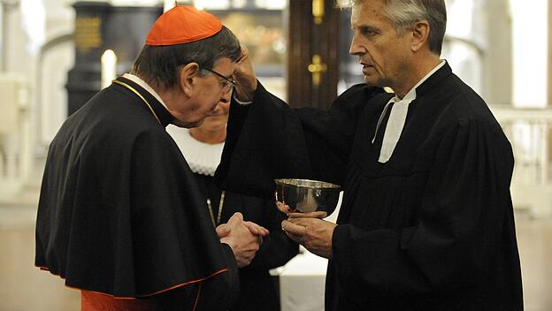 Kardinal Koch empfängt Segen vom Generalsekretär des Lutherischen Weltbundes