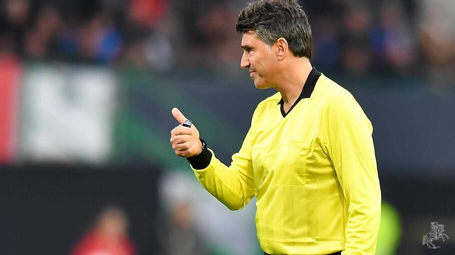 Der Mann in Schwarz tr&auml;gt selten Gelb: Auf dem Platz ist der Fifa-Funktion&auml;r Massimo Busacca nur noch bei Benefizspielen in Aktion.