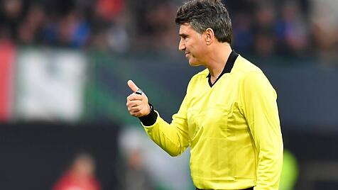 Der Mann in Schwarz tr&auml;gt selten Gelb: Auf dem Platz ist der Fifa-Funktion&auml;r Massimo Busacca nur noch bei Benefizspielen in Aktion.