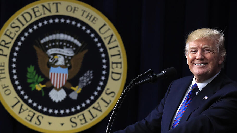 Donald Trump während einer Podiumsdiskussion im Eisenhower Executive Office Building