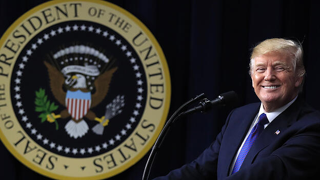 Donald Trump während einer Podiumsdiskussion im Eisenhower Executive Office Building