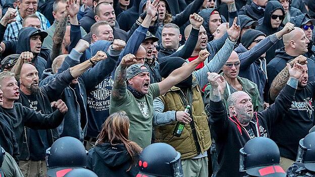 Chemnitz - Demonstranten aus der rechten Szene