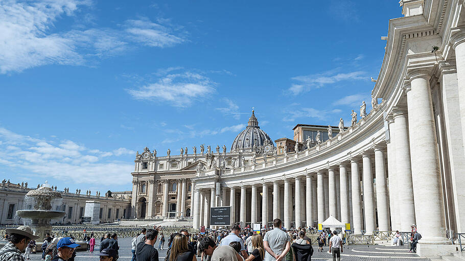 Papst Franziskus lädt die Gläubigen mit der Weltsynode ein