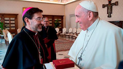 Papst Franziskus und Erzbischof José Cobo