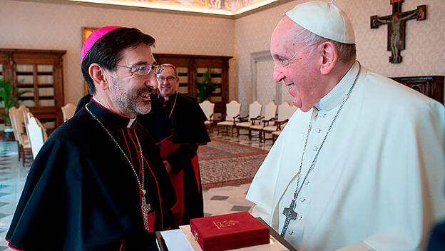 Papst Franziskus und Erzbischof José Cobo