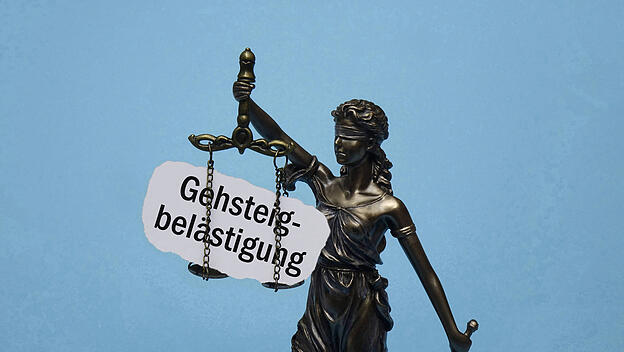 Justitia und Schriftzug Gehsteigbelästigung