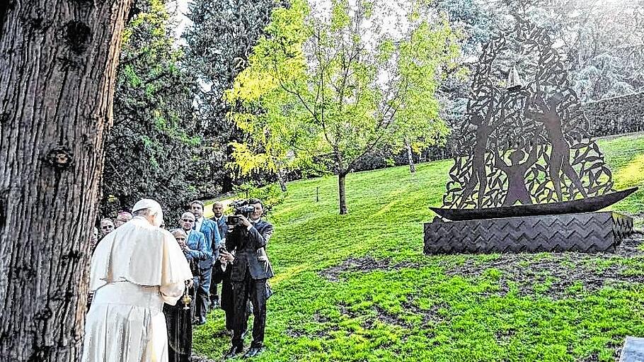 Papst Franziskus segnet Kopie des Gnadenbildes Unserer Lieben Frau von Aparecida in den vatikanischen Gärten