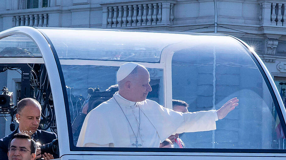 Pope Leo XIV feiert heilige Messe auf der Plaza de Cibeles