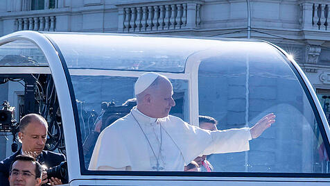 Pope Leo XIV feiert heilige Messe auf der Plaza de Cibeles