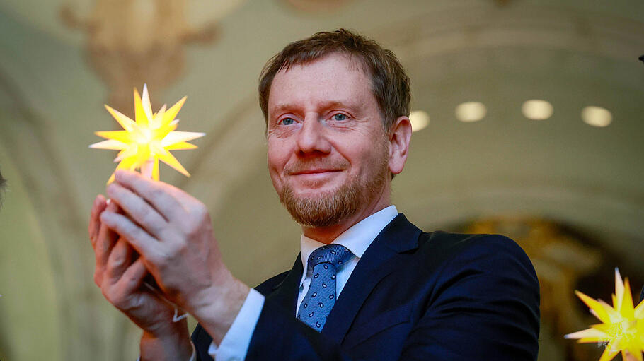 Michael Kretschmer mit Weihnachtsstern