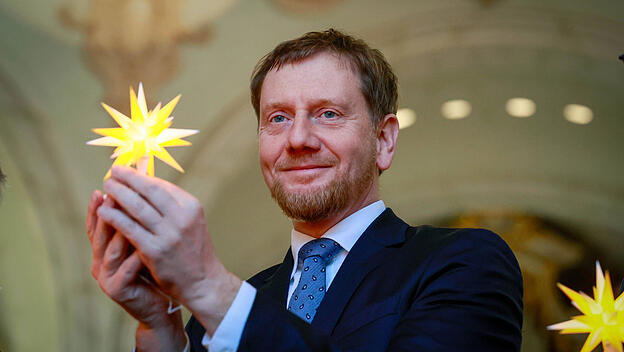 Michael Kretschmer mit Weihnachtsstern