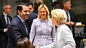 Ursula von der Leyen und der neue syrische Außenminister schütteln Hände