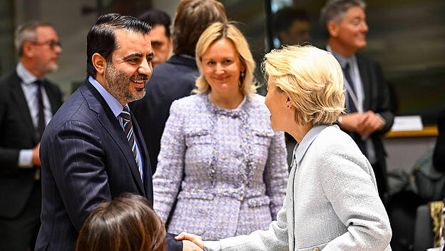 Ursula von der Leyen und der neue syrische Außenminister schütteln Hände