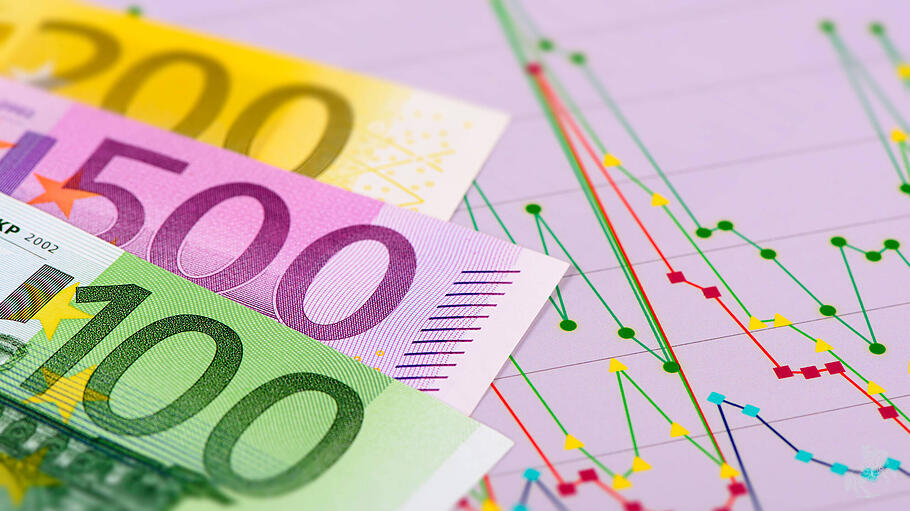 Euro Banknoten liegen auf einem Chart