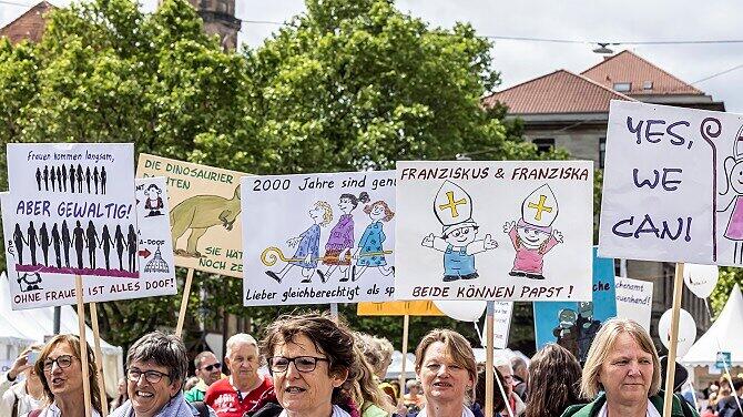 Kundgebung und Demonstration von Maria 2.0 auf dem Kirchentag in Stuttgart. Maria 2.0, auch Kirchenstreik genannt, ist