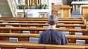 Jugendlicher in der Kirche
