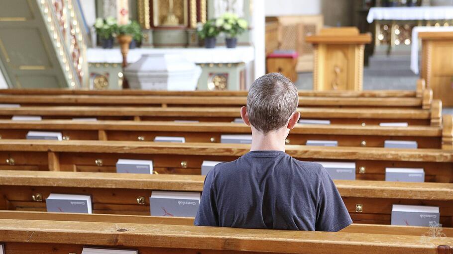 Jugendlicher in der Kirche