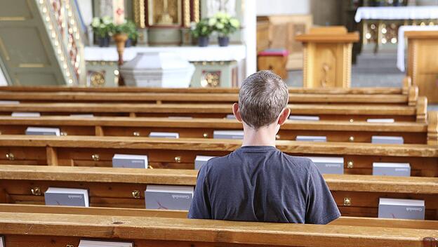 Jugendlicher in der Kirche