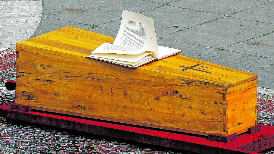 Der Wind blätterte in den Seiten der Heiligen Schrift, die auf dem Zypressensarg des toten Papstes Johannes Paul II. lag.