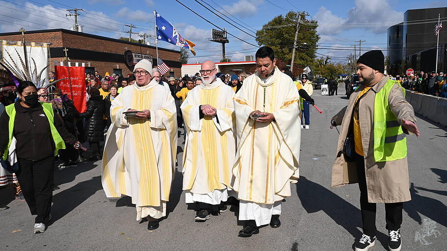 Geistliche demonstrieren gemeinsam mit Aktivisten in Broadview bei Chicago