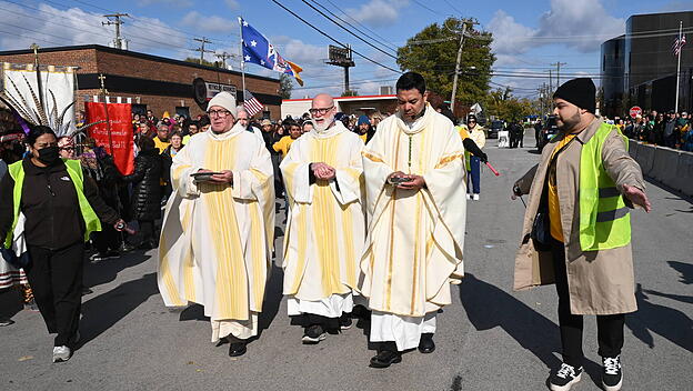 Geistliche demonstrieren gemeinsam mit Aktivisten in Broadview bei Chicago