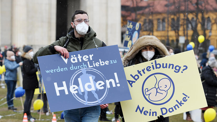 "Abtreibung? Nein Danke!", so protestieren Menschen In Deutschland gegen die Abtreibungspraxis.