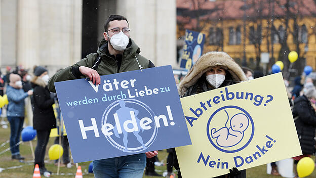 "Abtreibung? Nein Danke!", so protestieren Menschen In Deutschland gegen die Abtreibungspraxis.