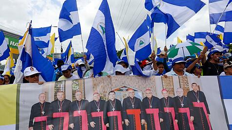Demonstranten in Nicaragua zeigen ein Foto von Geistlichen