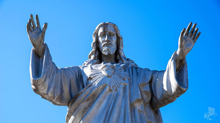 Statue of Jesus with arms out stretched and Sacred Heart Beautiful devotional image of Jesis with his arms outstretched.
