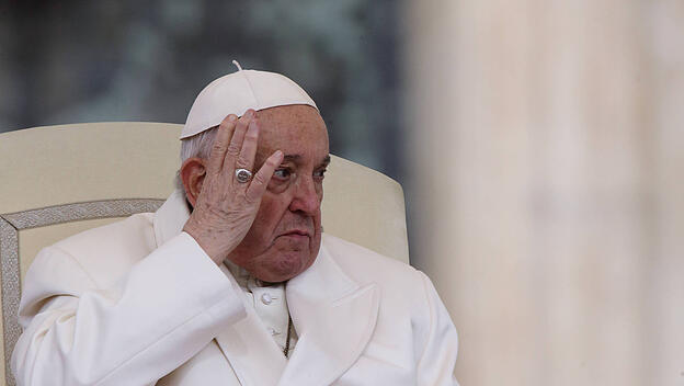 Papst Franziskus straft Erzbischof Gänswein in seinem neuesten Interviewbuch erneut ab