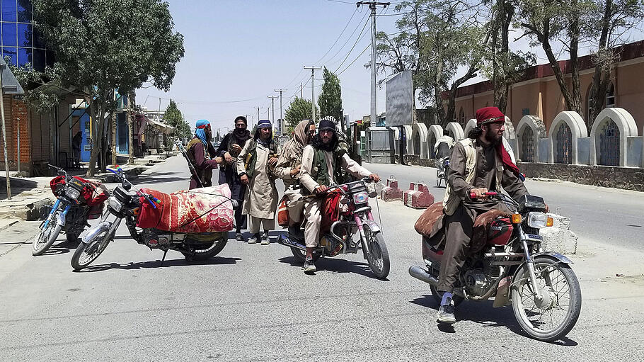 Anhänger der militant-islamistischen Taliban patrouillieren in der Stadt Gasni