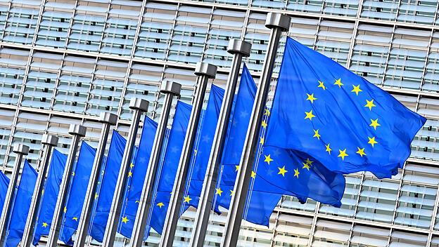 Europafahnen vor dem Sitz der Europäischen Kommission in Brüssel