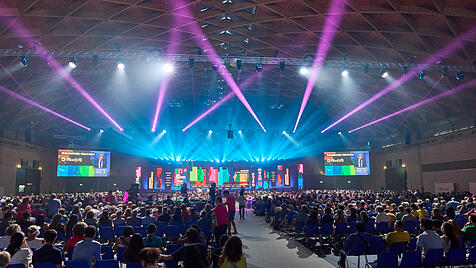 Blick in eine Messehalle während des „Meeting“ von „Comunione e Liberazione“ in Rimini
