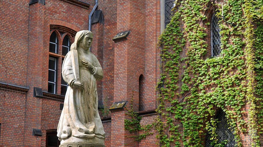 Agatha-Brunnen vor dem St. Hedwig-Krankenhaus in Berlin