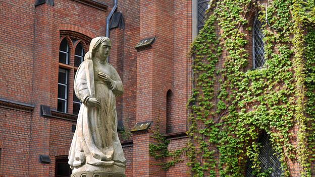Agatha-Brunnen vor dem St. Hedwig-Krankenhaus in Berlin