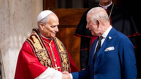 Papst Leo begrüßt König Charles