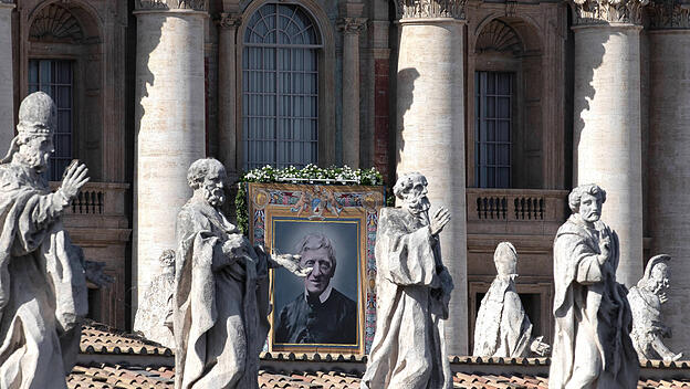 Kardinal Newman zwischen Heiligenfiguren auf dem Petersplatz