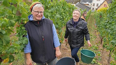 Schwester Petra und Schwester Thekla im Weinberg