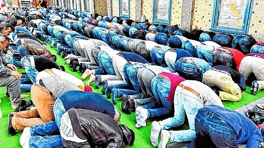 Muslimische Männer beim Gebet