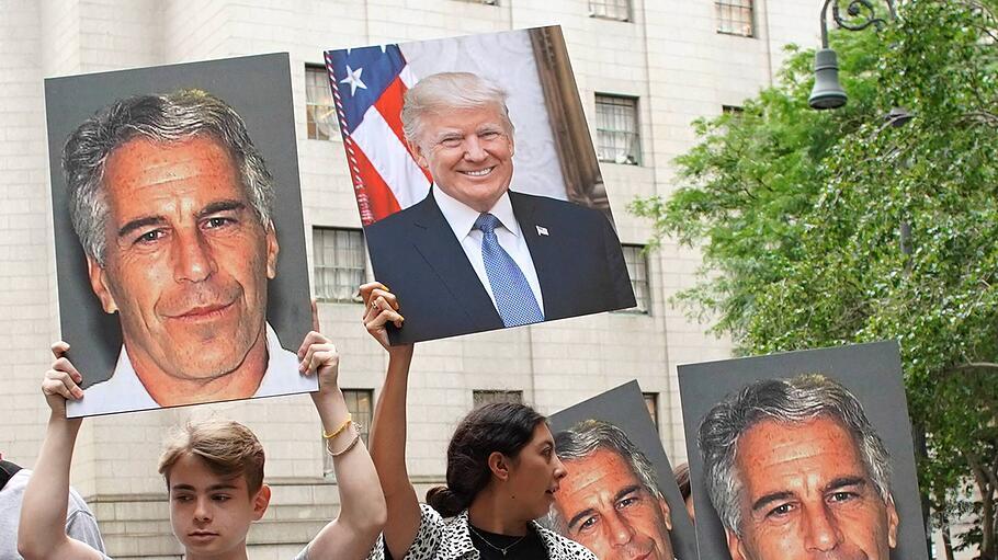 Demonstranten weisen auf Verbindung zwischen Trump und Epstein hin