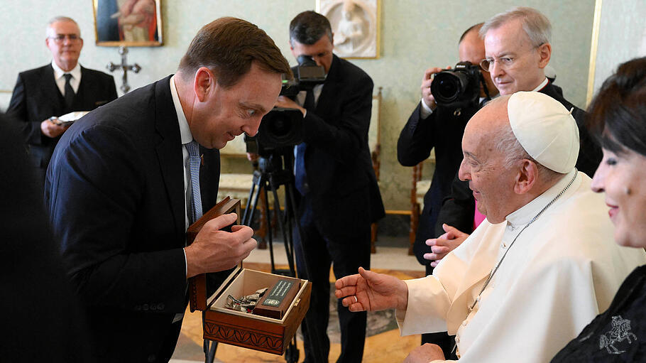 Eine Delegation der Loyola-Universität in Chicago überreicht Papst Franziskus ein Geschenk.