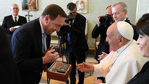 Eine Delegation der Loyola-Universität in Chicago überreicht Papst Franziskus ein Geschenk.