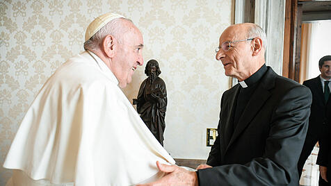 Fernando Ocáriz, Prälat des Opus Dei, bei Papst Franziskus am 28. November 2022 im Vatikan.
