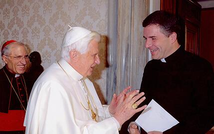 Privataudienz: Papst Benedikt XVI. empfängt Pater Pablo Dominguez