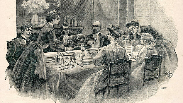 Eine Familie bekommt die "Bûche de Noël" serviert.
