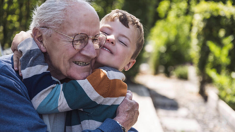 Großeltern können emotionale Ressourcen in Krisen stärken.