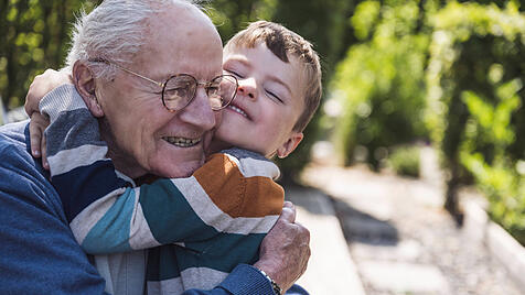 Großeltern können emotionale Ressourcen in Krisen stärken.