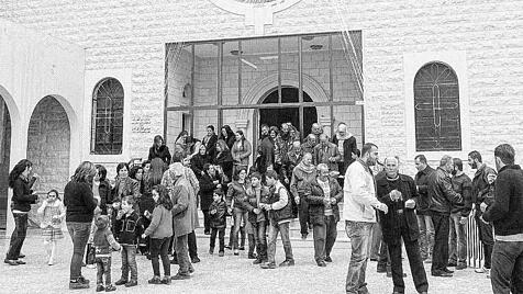 Orthodoxe Gläubige vor der Georgskirche im syrischen Maalula.